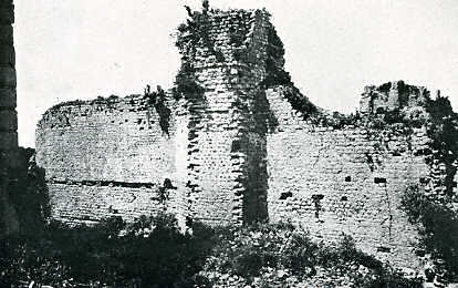 Château de Saône. Mur de l'enceinte byzantine.