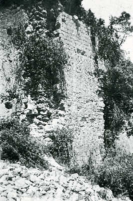 Château de Saône. Mur de l'enceinte byzantine.