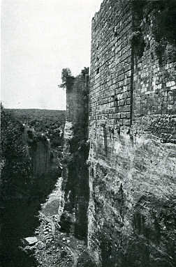 Château de Saône vue du fossé vers le sud après l'aiguille