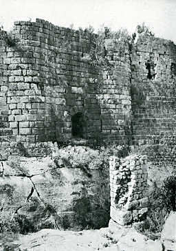 Château de Saône. L'aiguille et la poterne