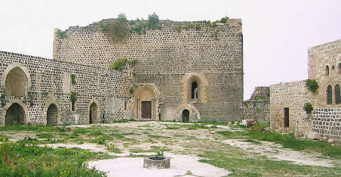 Cour et chapelle du château de Margat