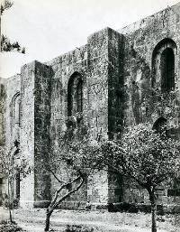 Tartous Côté sud, à gauche portail